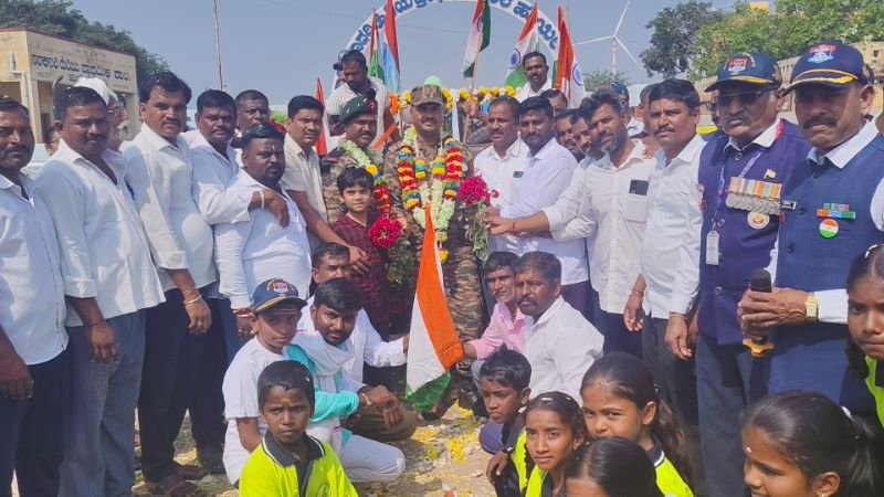 17 ವರ್ಷಗಳ ಸೈನ್ಯ ಸೇವೆ ಬಳಿಕ ತಾಯ್ನಾಡಿಗೆ ರಹಿಮಾನ ಹೆಬ್ಬಳ್ಳಿ: ಶಾಲಾ ಮಕ್ಕಳು, ಯುವಕರು, ಗ್ರಾಮಸ್ಥರಿಂದ ಅದ್ದೂರಿ ಸ್ವಾಗತ