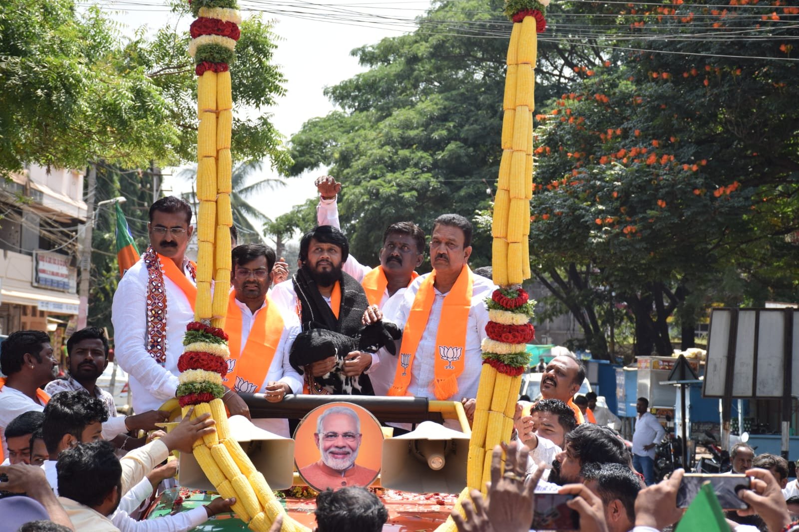 ಗದಗದಲ್ಲಿ ಗಮನ ಸೆಳೆದ ಗೋವಿನಜೋಳದ ಬೃಹತ್ ಹಾರ: ಅನಿಲ್ ಮೆಣಸಿನಕಾಯಿಗೆ ವಿನೂತನ ಸನ್ಮಾನ