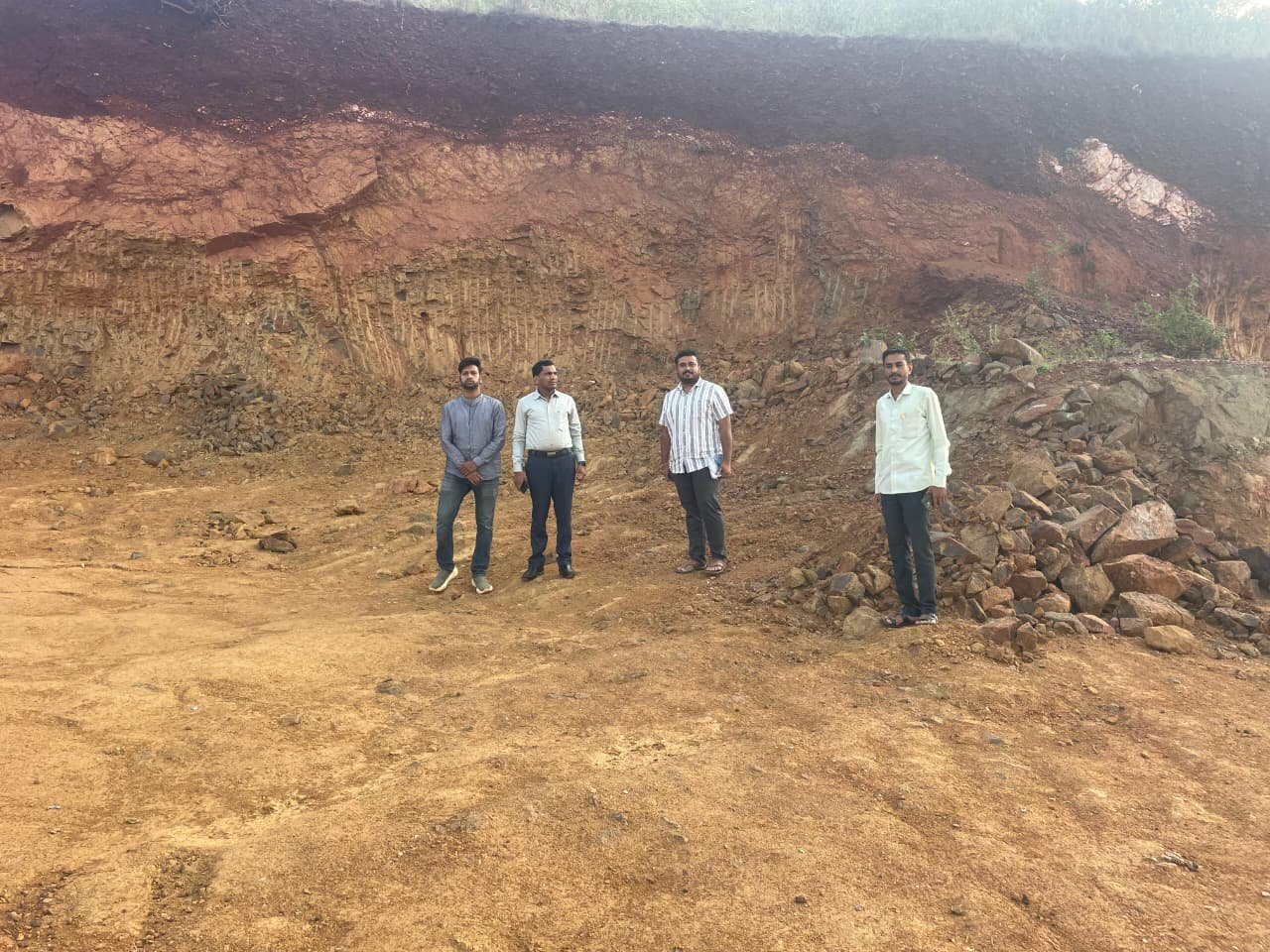 ಗದಗ: ಅಕ್ರಮ ಮಣ್ಣು ಗಣಿಗಾರಿಕೆ ಆರೋಪ; ಅಧಿಕಾರಿಗಳಿಂದ ಸ್ಥಳ ಪರಿಶೀಲನೆ