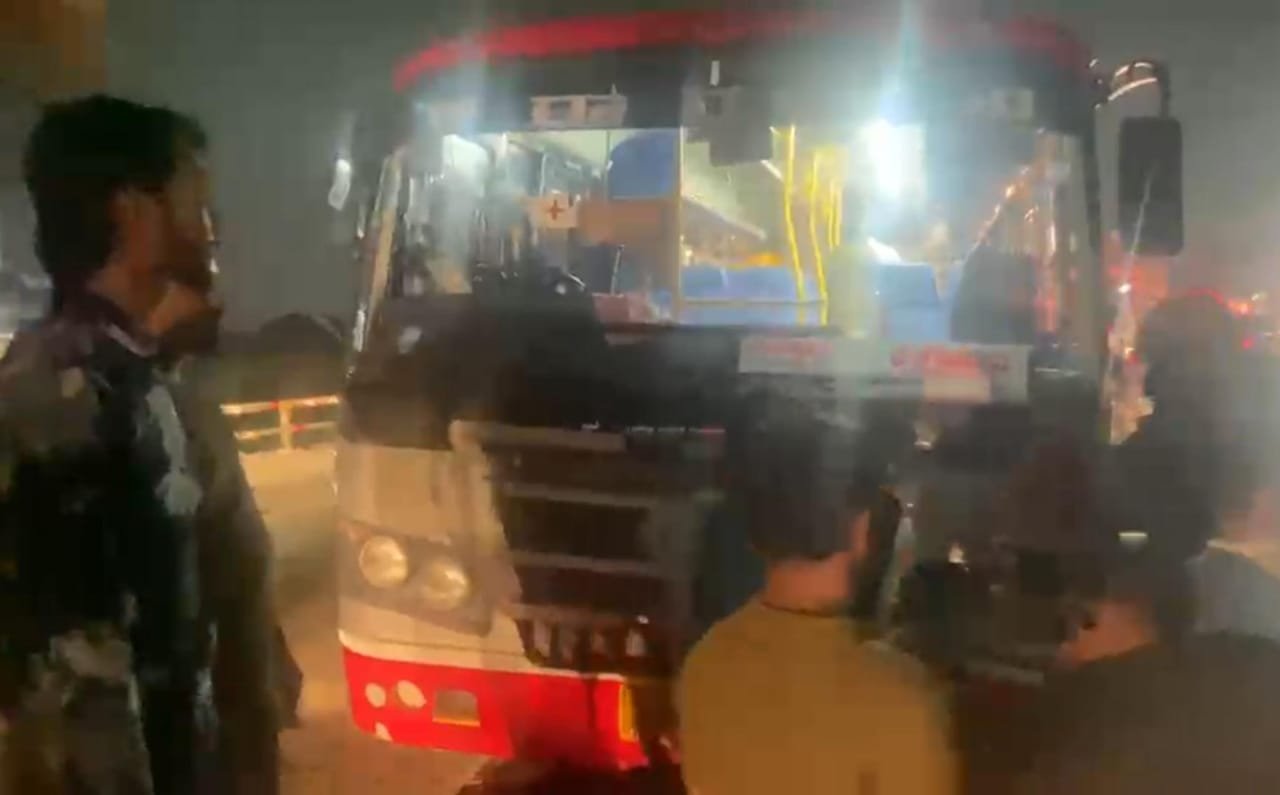 ಬೆಂಗಳೂರಿನಲ್ಲಿ ಡಿವೈಡರ್ ಹತ್ತಿದ ಕೆಎಸ್‌ಆರ್‌ಟಿಸಿ ಬಸ್: ಕೂದಲೆಳೆ ಅಂತರದಲ್ಲಿ ತಪ್ಪಿದ ಅನಾಹುತ