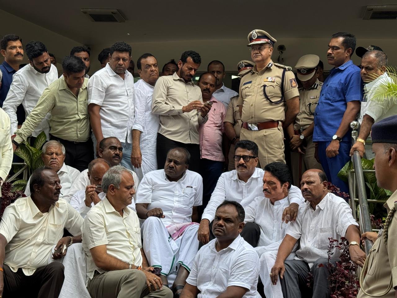 ನನ್ನನ್ನೇ ಅರೆಸ್ಟ್ ಮಾಡಿ! ಕಮಿಷನರ್ ಕಚೇರಿ ಮುಂದೆ ಕುಮಾರಸ್ವಾಮಿ ಆಕ್ರೋಶ: 2 ದಿನದಲ್ಲಿ ಬಂಧನಕ್ಕೆ ಡೆಡ್ ಲೈನ್