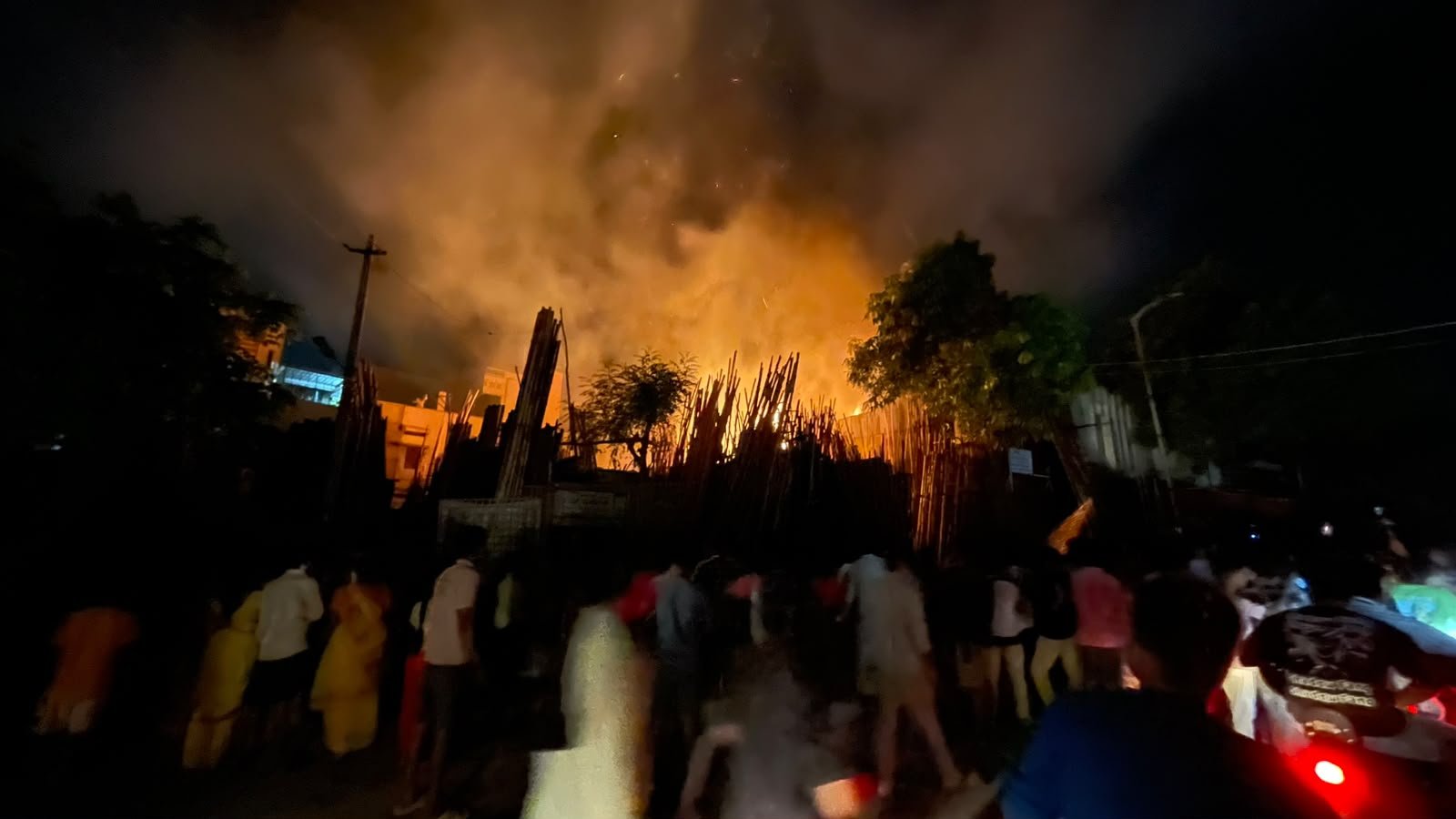 ಹೊಸಪೇಟೆಯಲ್ಲಿ ಭಾರಿ ಅಗ್ನಿ ಅವಘಡ: ಲಕ್ಷಾಂತರ ಮೌಲ್ಯದ ಬಿದಿರು ಬೆಂಕಿಗಾಹುತಿ!