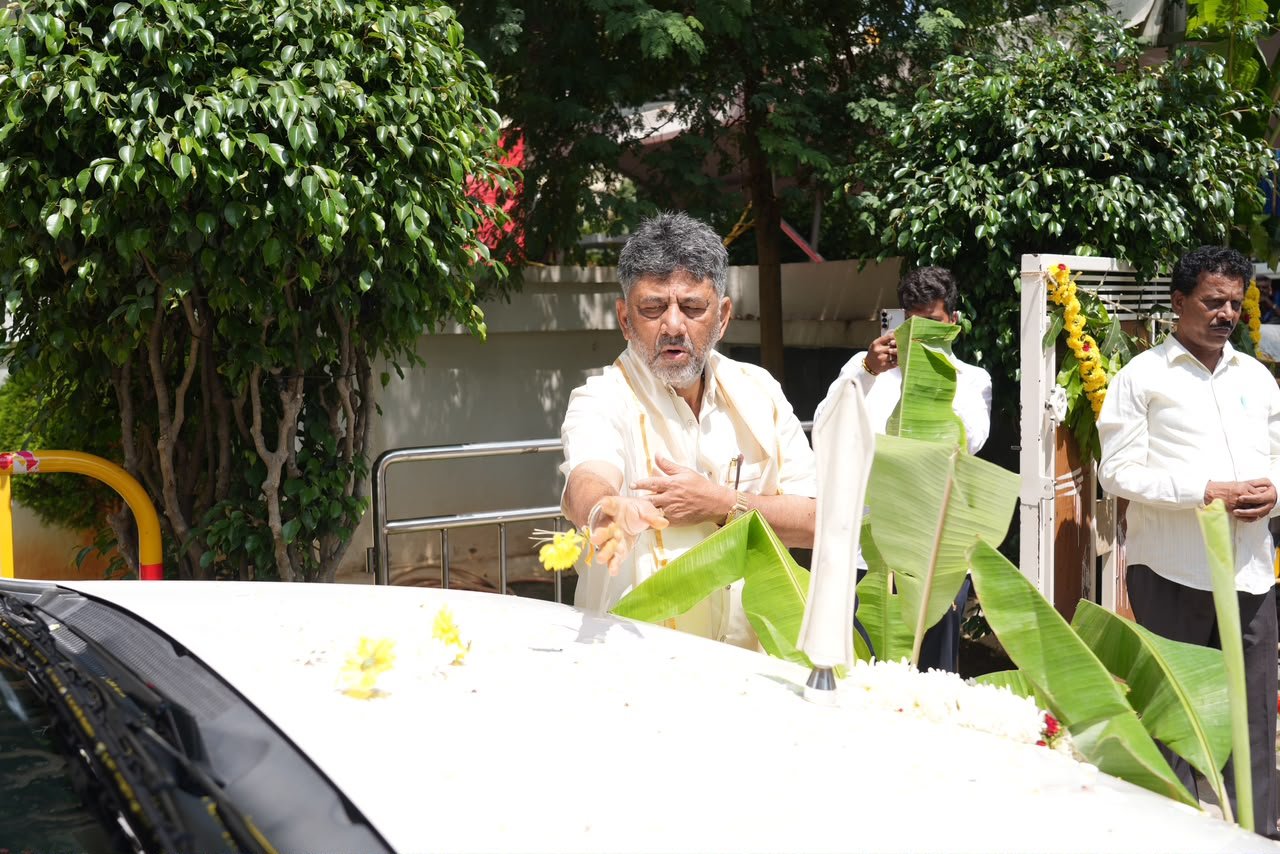 ಕುಟುಂಬ ಸಮೇತ ಆಯುಧ ಪೂಜೆ ನೆರವೇರಿಸಿದ ಸಿಎಂ! ಚುನಾವಣೆಗೆ ಸಜ್ಜಾಗುವಂತೆ ಸಚಿವರಿಗೆ ಸೂಚನೆ