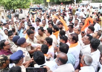 ಗದಗದಲ್ಲಿ ಮತಗಟ್ಟೆಯಲ್ಲೇ ಬಿಜೆಪಿ–ಕಾಂಗ್ರೆಸ್ ಕಾರ್ಯಕರ್ತರ ಕಿತ್ತಾಟ! ಘೋಷಣೆ, ತಳ್ಳಾಟದಿಂದ ಬಿಗುವಿನ ವಾತಾವರಣ!