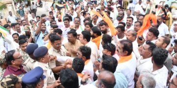 ಮುನ್ಸಿಪಲ್ ಕಾಲೇಜಿನಲ್ಲಿ ಬಿಜೆಪಿ–ಕಾಂಗ್ರೆಸ್ ಕಾರ್ಯಕರ್ತರ ಕಿತ್ತಾಟ! ಘೋಷಣೆ, ತಳ್ಳಾಟದಿಂದ ಬಿಗುವಿನ ವಾತಾವರಣ!