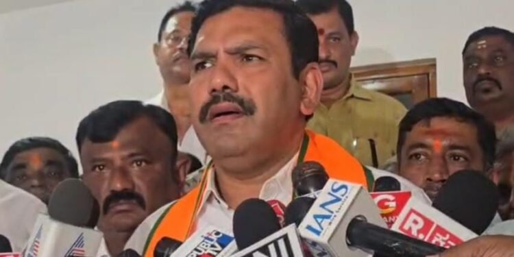 ಕಬ್ಬು ಬೆಳೆಗಾರರ ವಿಚಾರದಲ್ಲಿ ಸಿಎಂ ನಾಟಕ: ಡಿ.ಕೆ. ಶಿವಕುಮಾರ್ ವಿರುದ್ಧ ವಿಜಯೇಂದ್ರ ವಾಗ್ದಾಳಿ!