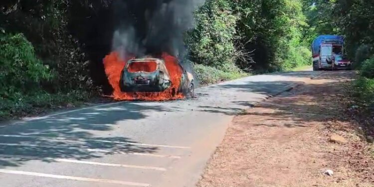 ಶೃಂಗೇರಿ ಬಳಿ ರಸ್ತೆ ಮಧ್ಯೆಯೇ ಹೊತ್ತಿ ಉರಿದ ಡಸ್ಟರ್ ಕಾರು: ದಂಪತಿ, ಪುತ್ರ ಪಾರು!