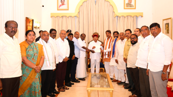 ಕಾಂಗ್ರೆಸ್ ಸರ್ಕಾರ ವಜಾ ಮಾಡಿ: ರಾಜ್ಯಪಾಲರ ಮೊರೆ ಹೋದ BJP-JDS ನಾಯಕರು, Form-7 FIR ವಿರುದ್ಧ ಆಕ್ರೋಶ