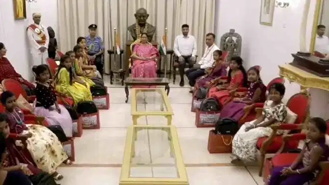 ನವರಾತ್ರಿ ಸಂಭ್ರಮ: ನಿರ್ಗತಿಕ ಬಾಲಕಿಯರಿಗೆ ಕನ್ಯಾಪೂಜೆ ನೆರವೇರಿಸಿದ ರಾಜ್ಯಪಾಲೆ ಸುಧಾ ಯಾದವ್