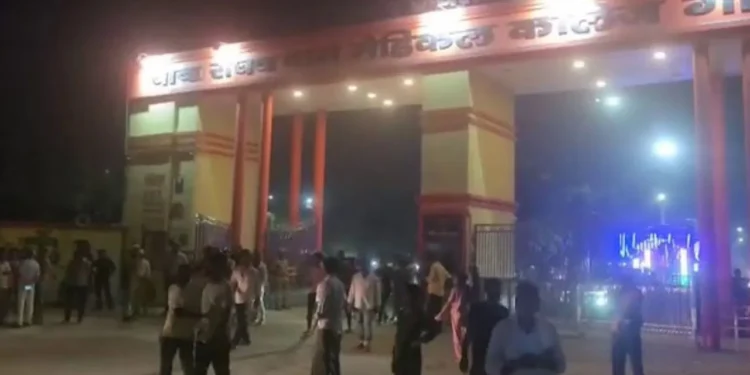 ದುರ್ಗಾ ಮೂರ್ತಿ ವಿಸರ್ಜನೆ ವೇಳೆ ಭೀಕರ ದುರಂತ: ವಿದ್ಯುತ್ ತಂತಿ ತಗುಲಿ ಮೂವರು ಸಾವು