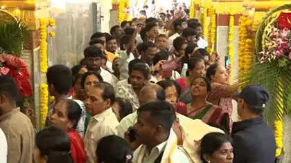 ಹಾಸನಾಂಬೆ ದರ್ಶನೋತ್ಸವ: ಎರಡನೇ ದಿನವೂ ದೇವಸ್ಥಾನದಲ್ಲಿ ಜನವೋ ಜನ