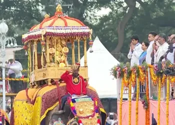 ವೈಭವದಿಂದ ಸಂಪನ್ನಗೊಂಡ ಮೈಸೂರು ದಸರಾ ಜಂಬೂಸವಾರಿ; ಮೊದಲ ಬಾರಿಗೆ ಚಿನ್ನದ ಅಂಬಾರಿ ಹೊತ್ತ ಪ್ರಶಾಂತ