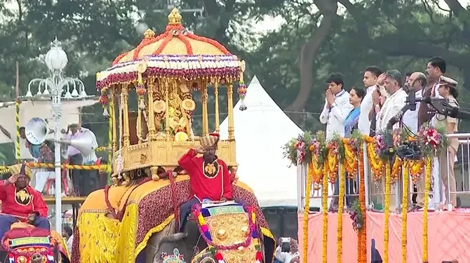 ವೈಭವದಿಂದ ಸಂಪನ್ನಗೊಂಡ ಮೈಸೂರು ದಸರಾ ಜಂಬೂಸವಾರಿ; ಮೊದಲ ಬಾರಿಗೆ ಚಿನ್ನದ ಅಂಬಾರಿ ಹೊತ್ತ ಪ್ರಶಾಂತ