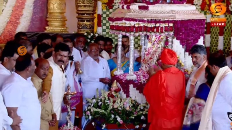 ಮೈಸೂರಿನ 416ನೇ ದಸರಾ ಮಹೋತ್ಸವಕ್ಕೆ ಚಾಲನೆ: ಚಾಮುಂಡೇಶ್ವರಿಗೆ ಪುಷ್ಪಾರ್ಚನೆ