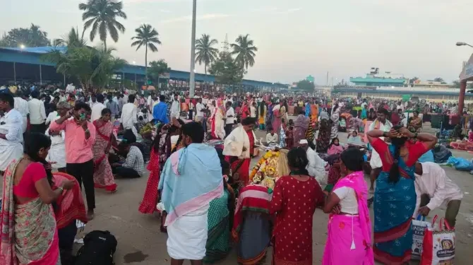 ಸೀಗೆ ಹುಣ್ಣಿಮೆ ಸಂಭ್ರಮ: ಹುಲಿಗೆಮ್ಮ ದೇವಸ್ಥಾನದಲ್ಲಿ ಭಕ್ತಸಾಗರ, ಬ್ಯಾರಿಕೇಡ್ ತಳ್ಳಿ ಮುನ್ನುಗ್ಗಿದ ಭಕ್ತರು!