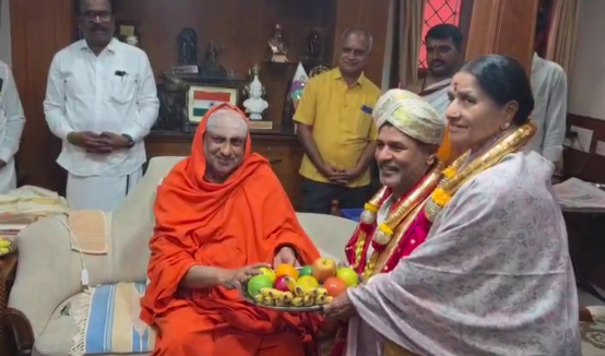 ತಾಯಿಯೊಂದಿಗೆ ಸುತ್ತೂರು ಮಠಕ್ಕೆ ಭೇಟಿ ನೀಡಿದ ನಟ ಪ್ರಭುದೇವ್: ಶ್ರೀಗಳ ಆಶೀರ್ವಾದ ಪಡೆದು ಯುವ ದಸರಾ ಉದ್ಘಾಟನೆಗೆ ಸಜ್ಜು!