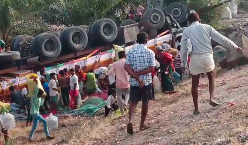 ಈರುಳ್ಳಿ ಲಾರಿ ಪಲ್ಟಿ! ಗಾಯಾಳುಗಳ ರಕ್ಷಣೆಗೆ ಮುಂದಾಗದೆ ಈರುಳ್ಳಿ ಚೀಲ ಹೊತ್ತೊಯ್ದ ಜನರು