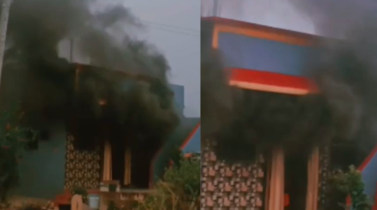 ಶಾರ್ಟ್ ಸರ್ಕ್ಯೂಟ್ʼನಿಂದ ಧಗಧಗ ಹೊತ್ತಿ ಉರಿದ ಮನೆ; ಲಕ್ಷಾಂತರ ರೂಪಾಯಿ ಮೌಲ್ಯದ ವಸ್ತುಗಳು ಬೆಂಕಿಗಾಹುತಿ