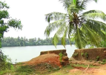 ಅಘನಾಶಿನಿ ನದಿಯಲ್ಲಿ ಅಕ್ರಮ ಮರಳುಗಾರಿಕೆ: ಪೊಲೀಸ್ ಠಾಣೆ ಸಮೀಪವೇ ದಂಧೆ!