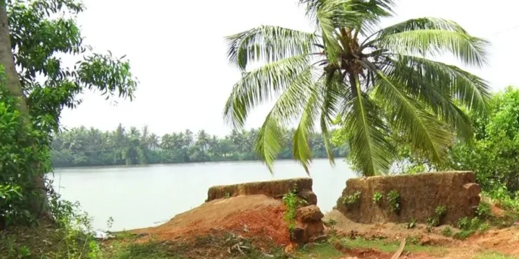 ಅಘನಾಶಿನಿ ನದಿಯಲ್ಲಿ ಅಕ್ರಮ ಮರಳುಗಾರಿಕೆ: ಪೊಲೀಸ್ ಠಾಣೆ ಸಮೀಪವೇ ದಂಧೆ!