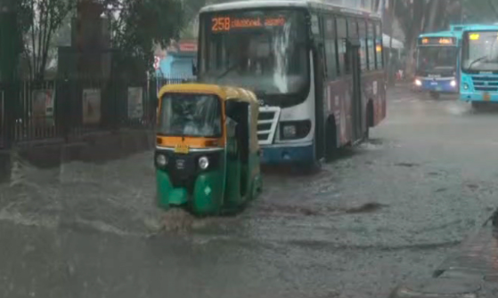 ಬೆಂಗಳೂರಿನಲ್ಲಿ ವರುಣನ ಅಬ್ಬರ; ಹಲವೆಡೆ ಧಾರಾಕಾರ ಮಳೆ, ರಸ್ತೆಗಳು ಜಲಾವೃತ