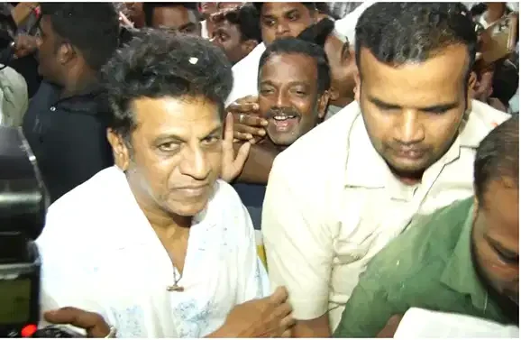 ಪಟಾಕಿ ಸಿಡಿಸುವ ವೇಳೆ ಶಿವಣ್ಣ ಮೇಲೆಯೇ ಬ್ಲಾಸ್ಟ್: ಕೂದಲೆಳೆ ಅಂತರದಲ್ಲಿ ಪಾರಾದ ಶಿವರಾಜ್‌ಕುಮಾರ್ 