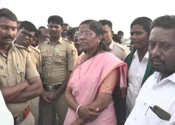 ಸರ್ವೇ ನಂಬರ್ ಪರಿಶೀಲಿಸದೆ ಟ್ರ್ಯಾಕ್ಟರ್ ನುಗ್ಗಿಸಿದ ತಹಸೀಲ್ದಾರ್: ಜೋಳ, ಹತ್ತಿ ಬೆಳೆ ಧ್ವಂಸ!