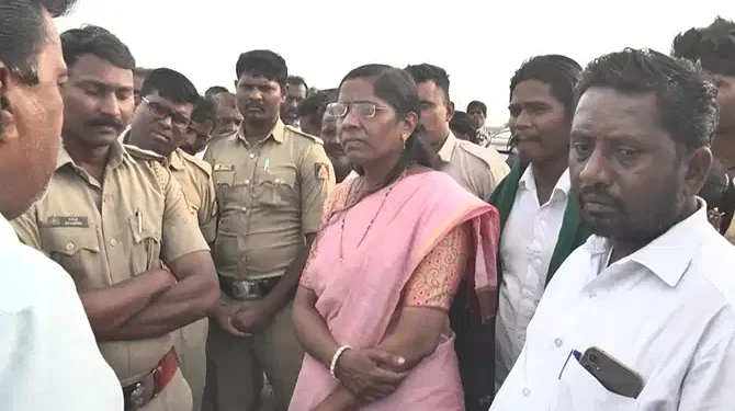 ಸರ್ವೇ ನಂಬರ್ ಪರಿಶೀಲಿಸದೆ ಟ್ರ್ಯಾಕ್ಟರ್ ನುಗ್ಗಿಸಿದ ತಹಸೀಲ್ದಾರ್: ಜೋಳ, ಹತ್ತಿ ಬೆಳೆ ಧ್ವಂಸ!